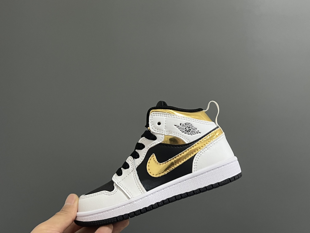 图片[4]-‼️活动价‼️‼️‼️ 乔一头层中帮系带儿童运动鞋 尺码：22-37码 优质皮料拼接，质感柔软细腻☁️ 经典中帮款式，上脚敲帅气🆒 附赠一对鞋带扣，穿脱更加方便✌🏻 橡胶耐磨防滑大底，脚感不言而喻✔️-选品中心