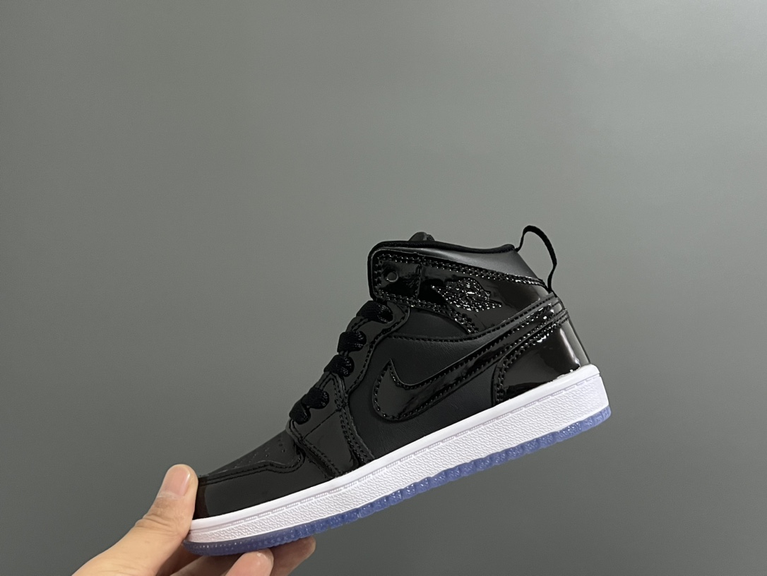 图片[2]-‼️活动价‼️‼️‼️ 乔一头层中帮系带儿童运动鞋 尺码：22-37码 优质皮料拼接，质感柔软细腻☁️ 经典中帮款式，上脚敲帅气🆒 附赠一对鞋带扣，穿脱更加方便✌🏻 橡胶耐磨防滑大底，脚感不言而喻✔️-选品中心