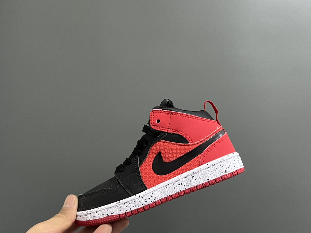 图片[3]-‼️活动价‼️‼️‼️ 乔一头层中帮系带儿童运动鞋 尺码：22-37码 优质皮料拼接，质感柔软细腻☁️ 经典中帮款式，上脚敲帅气🆒 附赠一对鞋带扣，穿脱更加方便✌🏻 橡胶耐磨防滑大底，脚感不言而喻✔️-选品中心