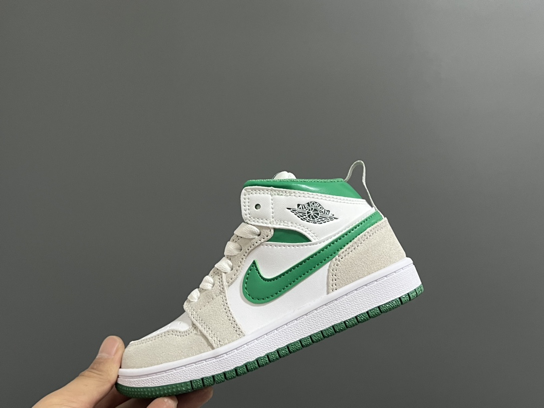 图片[6]-‼️活动价‼️‼️‼️ 乔一头层中帮系带儿童运动鞋 尺码：22-37码 优质皮料拼接，质感柔软细腻☁️ 经典中帮款式，上脚敲帅气🆒 附赠一对鞋带扣，穿脱更加方便✌🏻 橡胶耐磨防滑大底，脚感不言而喻✔️-选品中心