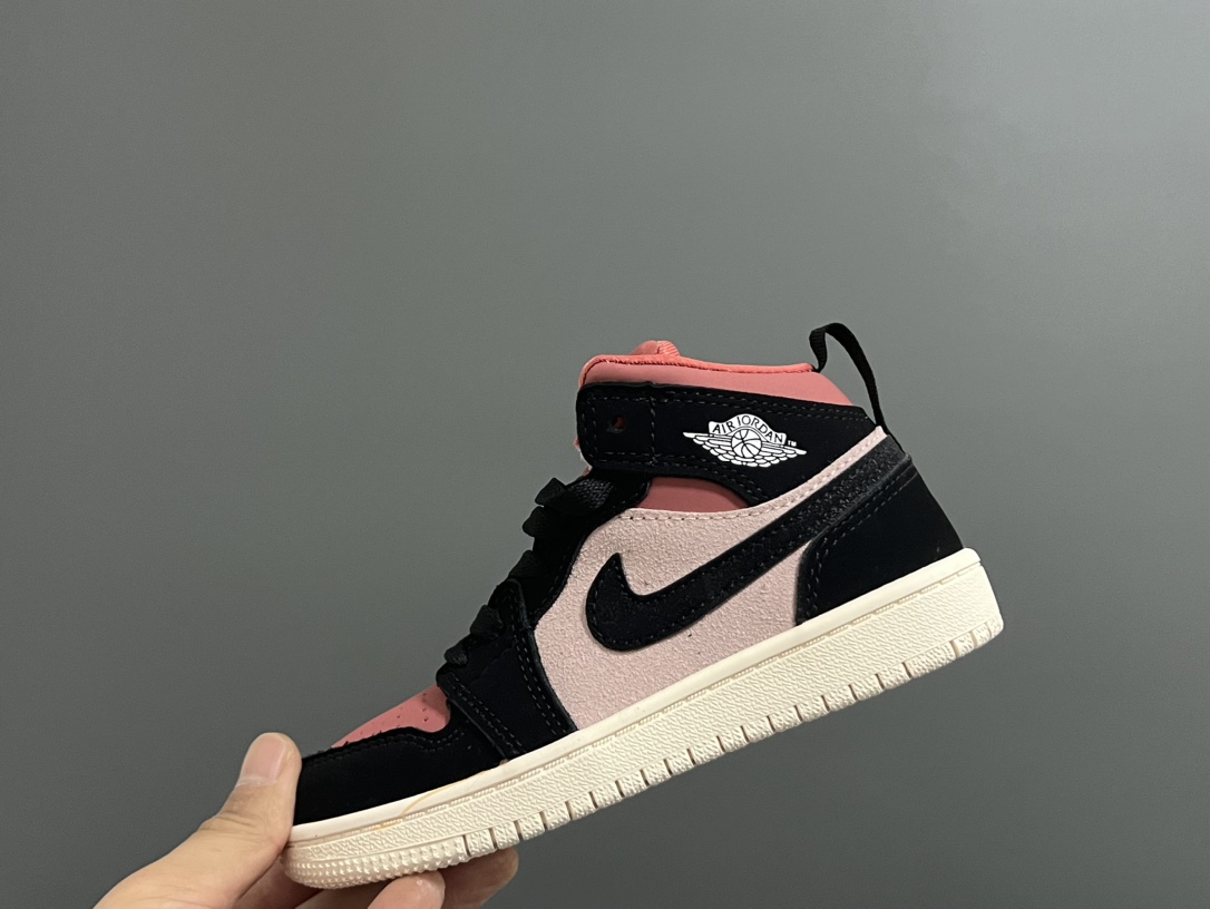 图片[7]-‼️活动价‼️‼️‼️ 乔一头层中帮系带儿童运动鞋 尺码：22-37码 优质皮料拼接，质感柔软细腻☁️ 经典中帮款式，上脚敲帅气🆒 附赠一对鞋带扣，穿脱更加方便✌🏻 橡胶耐磨防滑大底，脚感不言而喻✔️-选品中心