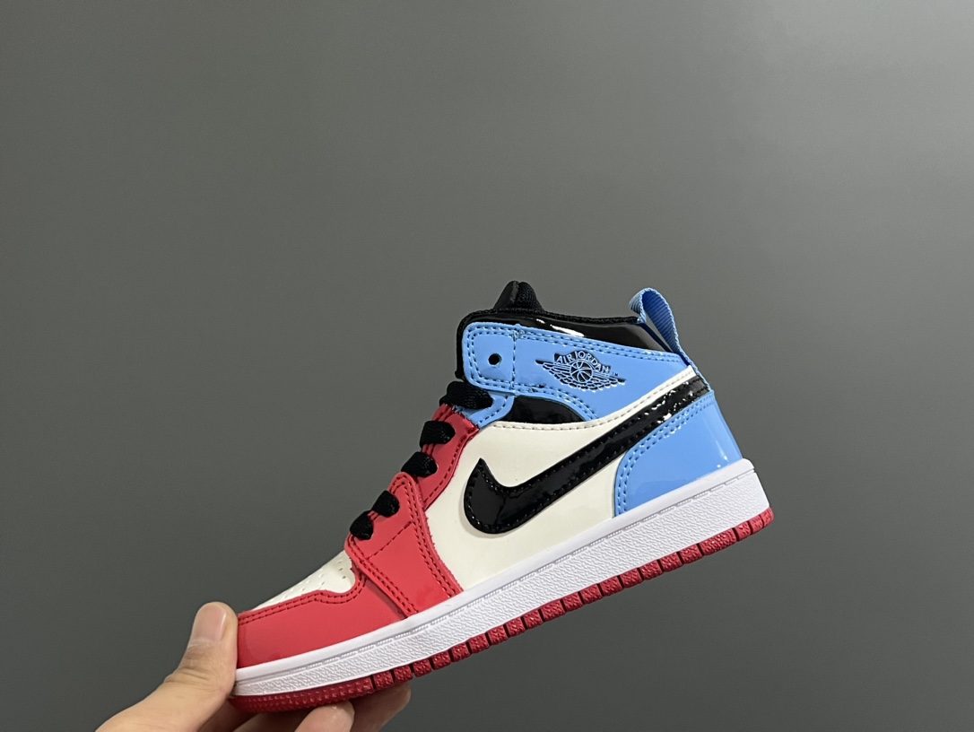 图片[2]-‼️活动价‼️‼️‼️ 乔一头层中帮系带儿童运动鞋 尺码：22-37码 优质皮料拼接，质感柔软细腻☁️ 经典中帮款式，上脚敲帅气🆒 附赠一对鞋带扣，穿脱更加方便✌🏻 橡胶耐磨防滑大底，脚感不言而喻✔️-选品中心