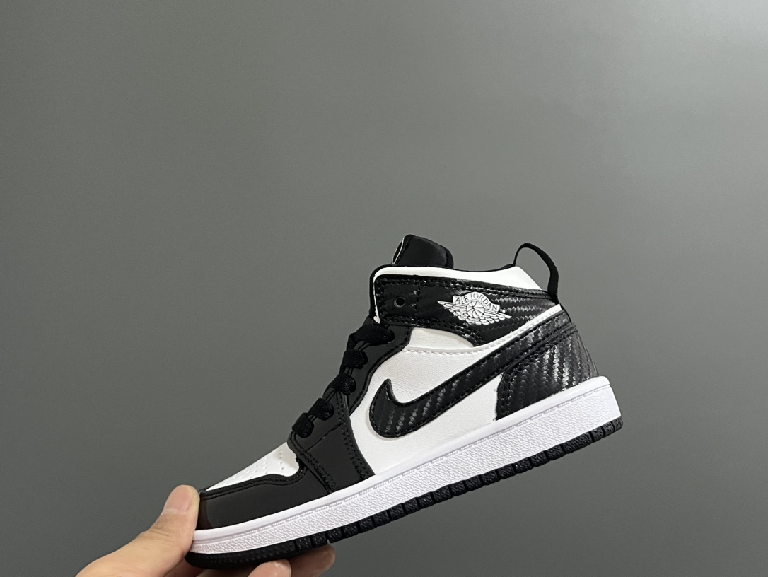 图片[3]-‼️活动价‼️‼️‼️ 乔一头层中帮系带儿童运动鞋 尺码：22-37码 优质皮料拼接，质感柔软细腻☁️ 经典中帮款式，上脚敲帅气🆒 附赠一对鞋带扣，穿脱更加方便✌🏻 橡胶耐磨防滑大底，脚感不言而喻✔️-选品中心