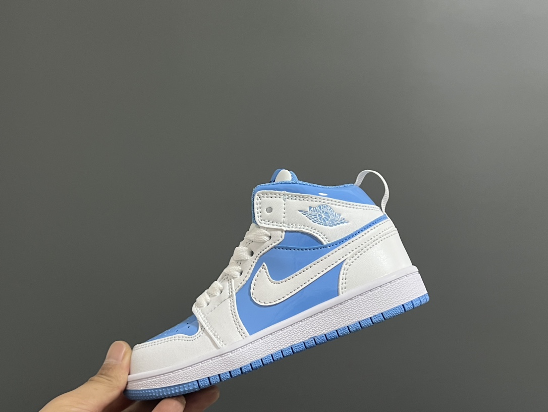 图片[4]-‼️活动价‼️‼️‼️ 乔一头层中帮系带儿童运动鞋 尺码：22-37码 优质皮料拼接，质感柔软细腻☁️ 经典中帮款式，上脚敲帅气🆒 附赠一对鞋带扣，穿脱更加方便✌🏻 橡胶耐磨防滑大底，脚感不言而喻✔️-选品中心