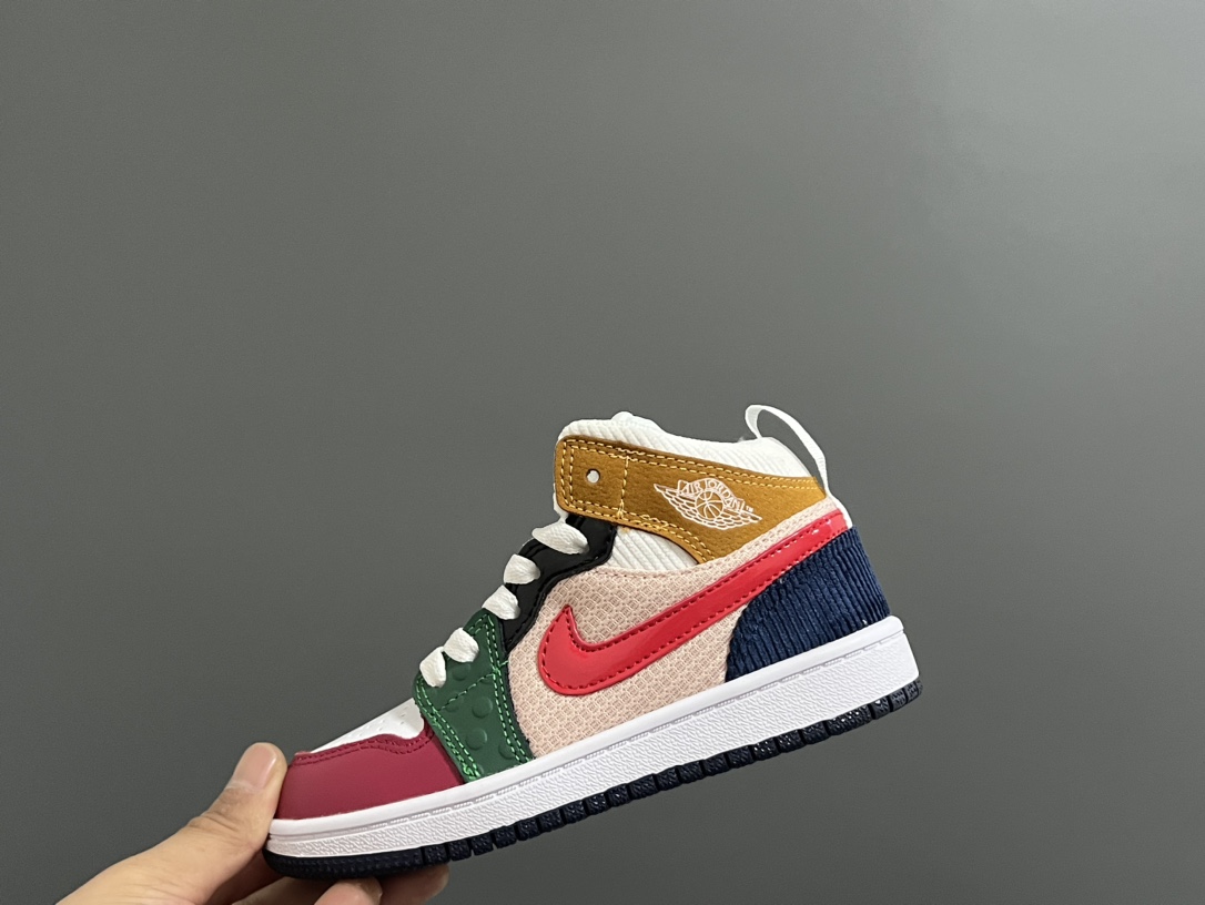 图片[2]-‼️活动价‼️‼️‼️ 乔一头层中帮系带儿童运动鞋 尺码：22-37码 优质皮料拼接，质感柔软细腻☁️ 经典中帮款式，上脚敲帅气🆒 附赠一对鞋带扣，穿脱更加方便✌🏻 橡胶耐磨防滑大底，脚感不言而喻✔️-选品中心