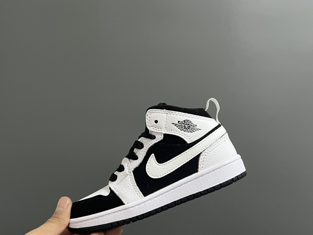 图片[7]-‼️活动价‼️‼️‼️ 乔一头层中帮系带儿童运动鞋 尺码：22-37码 优质皮料拼接，质感柔软细腻☁️ 经典中帮款式，上脚敲帅气🆒 附赠一对鞋带扣，穿脱更加方便✌🏻 橡胶耐磨防滑大底，脚感不言而喻✔️-选品中心