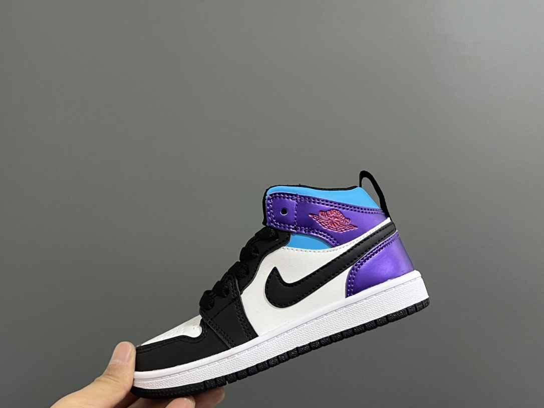 图片[4]-‼️活动价‼️‼️‼️ 乔一头层中帮系带儿童运动鞋 尺码：22-37码 优质皮料拼接，质感柔软细腻☁️ 经典中帮款式，上脚敲帅气🆒 附赠一对鞋带扣，穿脱更加方便✌🏻 橡胶耐磨防滑大底，脚感不言而喻✔️-选品中心