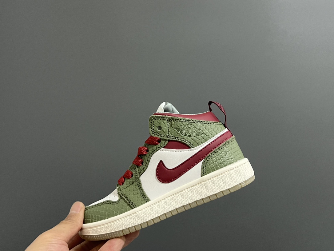 图片[5]-‼️活动价‼️‼️‼️ 乔一头层中帮系带儿童运动鞋 尺码：22-37码 优质皮料拼接，质感柔软细腻☁️ 经典中帮款式，上脚敲帅气🆒 附赠一对鞋带扣，穿脱更加方便✌🏻 橡胶耐磨防滑大底，脚感不言而喻✔️-选品中心