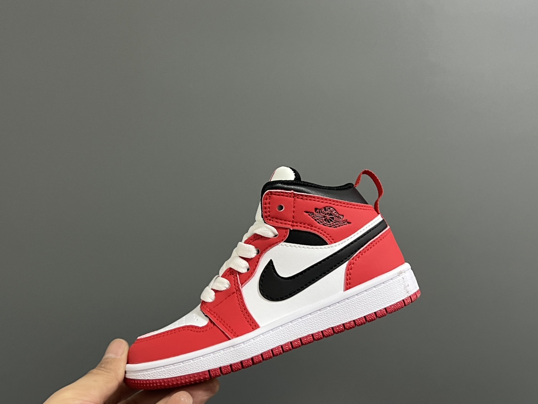 图片[6]-‼️活动价‼️‼️‼️ 乔一头层中帮系带儿童运动鞋 尺码：22-37码 优质皮料拼接，质感柔软细腻☁️ 经典中帮款式，上脚敲帅气🆒 附赠一对鞋带扣，穿脱更加方便✌🏻 橡胶耐磨防滑大底，脚感不言而喻✔️-选品中心