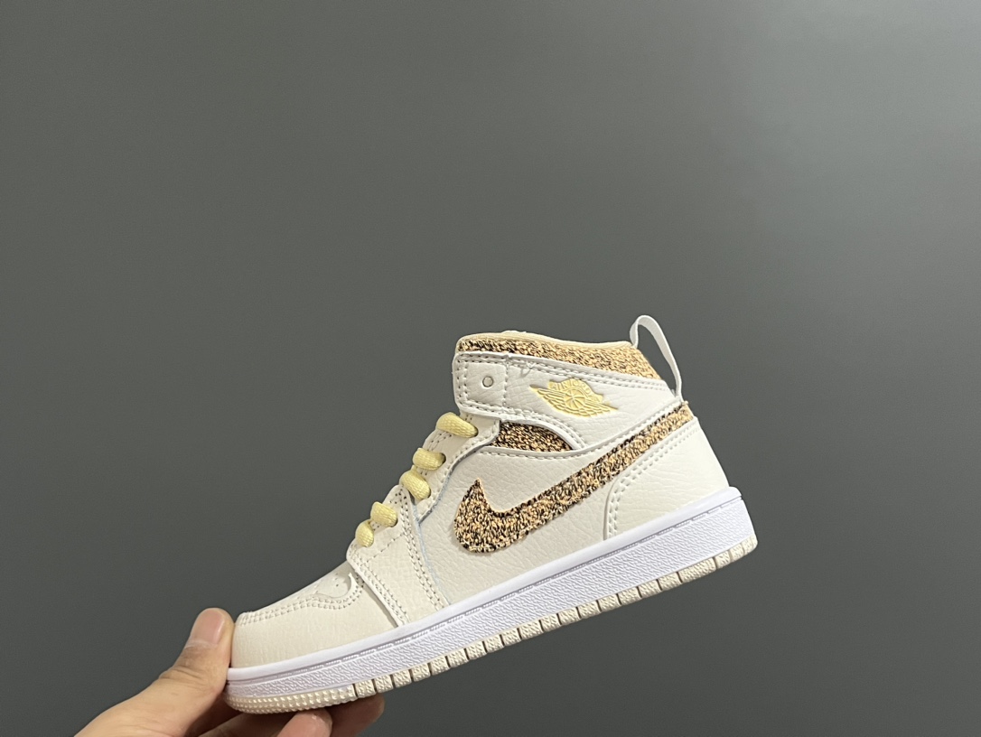 ‼️活动价‼️‼️‼️ 乔一头层中帮系带儿童运动鞋 尺码:22-37码 优质皮料拼接,质感柔软细腻☁️ 经典中帮款式,上脚敲帅气🆒 附赠一对鞋带扣,穿脱更加方便✌🏻 橡胶耐磨防滑大底,脚感不言而喻✔️-选品中心