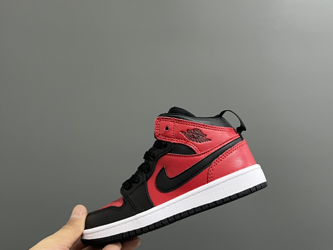 图片[4]-‼️活动价‼️‼️‼️ 乔一头层中帮系带儿童运动鞋 尺码：22-37码 优质皮料拼接，质感柔软细腻☁️ 经典中帮款式，上脚敲帅气🆒 附赠一对鞋带扣，穿脱更加方便✌🏻 橡胶耐磨防滑大底，脚感不言而喻✔️-选品中心