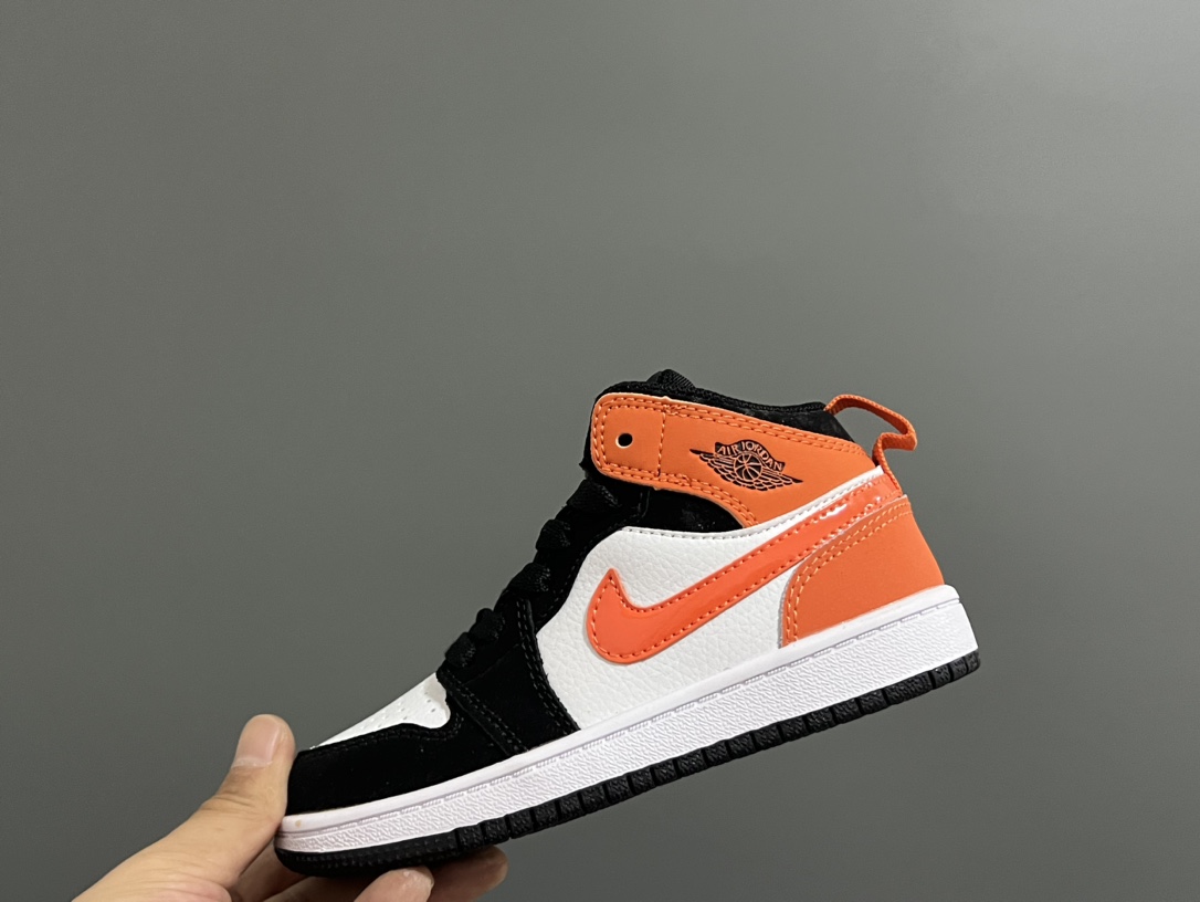 图片[6]-‼️活动价‼️‼️‼️ 乔一头层中帮系带儿童运动鞋 尺码：22-37码 优质皮料拼接，质感柔软细腻☁️ 经典中帮款式，上脚敲帅气🆒 附赠一对鞋带扣，穿脱更加方便✌🏻 橡胶耐磨防滑大底，脚感不言而喻✔️-选品中心