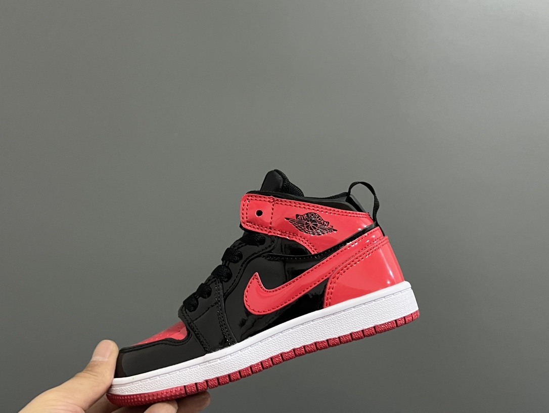 图片[5]-‼️活动价‼️‼️‼️ 乔一头层中帮系带儿童运动鞋 尺码：22-37码 优质皮料拼接，质感柔软细腻☁️ 经典中帮款式，上脚敲帅气🆒 附赠一对鞋带扣，穿脱更加方便✌🏻 橡胶耐磨防滑大底，脚感不言而喻✔️-选品中心