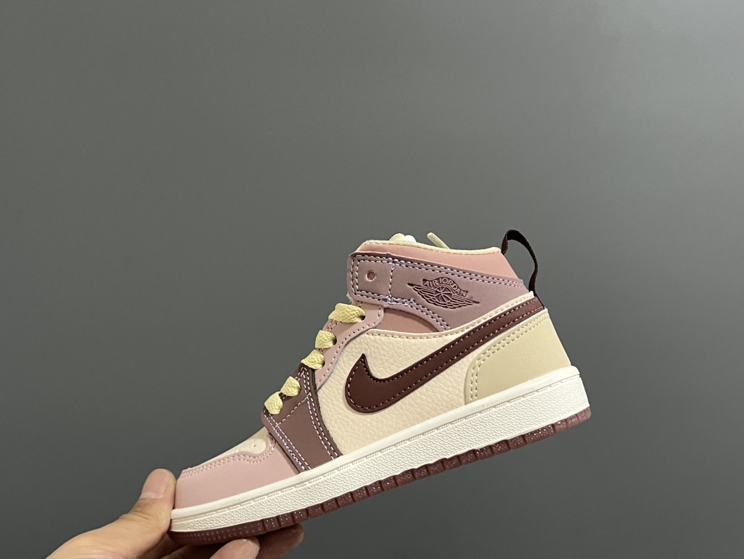 图片[7]-‼️活动价‼️‼️‼️ 乔一头层中帮系带儿童运动鞋 尺码：22-37码 优质皮料拼接，质感柔软细腻☁️ 经典中帮款式，上脚敲帅气🆒 附赠一对鞋带扣，穿脱更加方便✌🏻 橡胶耐磨防滑大底，脚感不言而喻✔️-选品中心