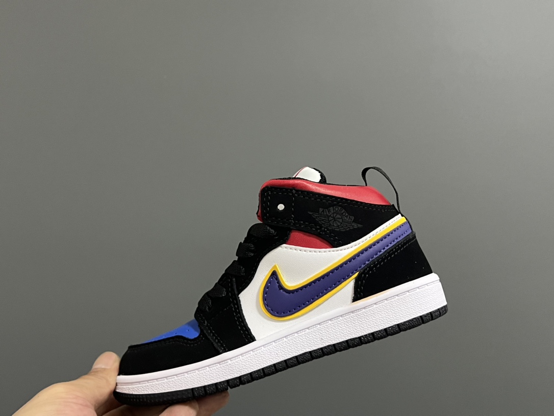 ‼️活动价‼️‼️‼️ 乔一头层中帮系带儿童运动鞋 尺码：22-37码 优质皮料拼接，质感柔软细腻☁️ 经典中帮款式，上脚敲帅气🆒 附赠一对鞋带扣，穿脱更加方便✌🏻 橡胶耐磨防滑大底，脚感不言而喻✔️-选品中心