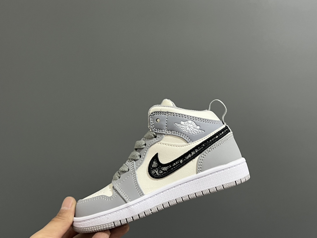 图片[6]-‼️活动价‼️‼️‼️ 乔一头层中帮系带儿童运动鞋 尺码：22-37码 优质皮料拼接，质感柔软细腻☁️ 经典中帮款式，上脚敲帅气🆒 附赠一对鞋带扣，穿脱更加方便✌🏻 橡胶耐磨防滑大底，脚感不言而喻✔️-选品中心