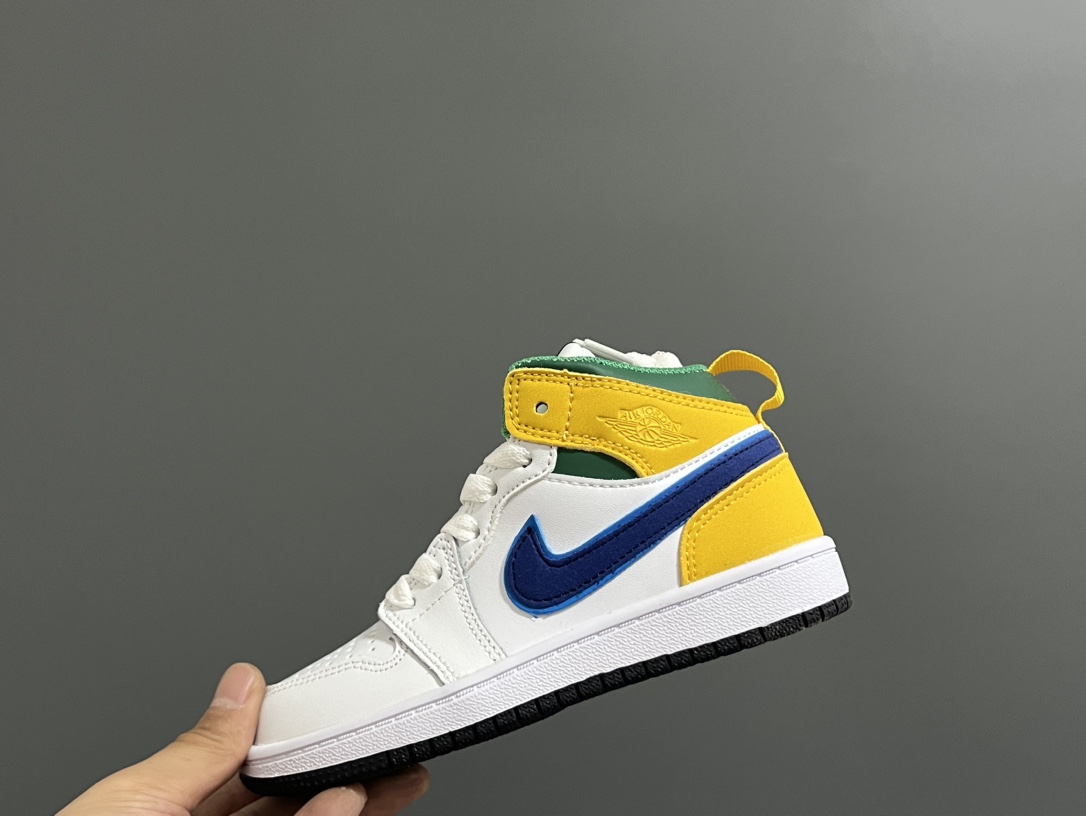 图片[7]-‼️活动价‼️‼️‼️ 乔一头层中帮系带儿童运动鞋 尺码：22-37码 优质皮料拼接，质感柔软细腻☁️ 经典中帮款式，上脚敲帅气🆒 附赠一对鞋带扣，穿脱更加方便✌🏻 橡胶耐磨防滑大底，脚感不言而喻✔️-选品中心