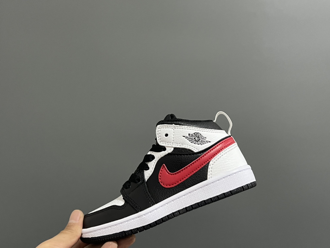 图片[8]-‼️活动价‼️‼️‼️ 乔一头层中帮系带儿童运动鞋 尺码：22-37码 优质皮料拼接，质感柔软细腻☁️ 经典中帮款式，上脚敲帅气🆒 附赠一对鞋带扣，穿脱更加方便✌🏻 橡胶耐磨防滑大底，脚感不言而喻✔️-选品中心