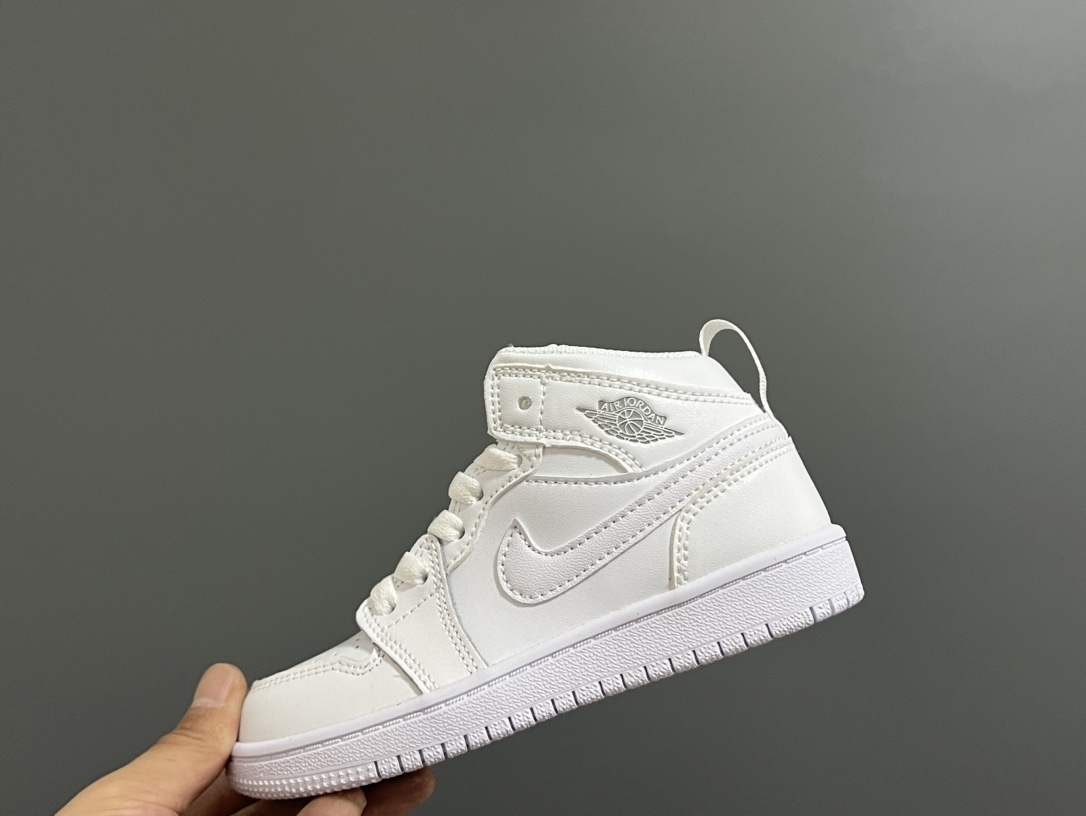 图片[5]-‼️活动价‼️‼️‼️ 乔一头层中帮系带儿童运动鞋 尺码：22-37码 优质皮料拼接，质感柔软细腻☁️ 经典中帮款式，上脚敲帅气🆒 附赠一对鞋带扣，穿脱更加方便✌🏻 橡胶耐磨防滑大底，脚感不言而喻✔️-选品中心