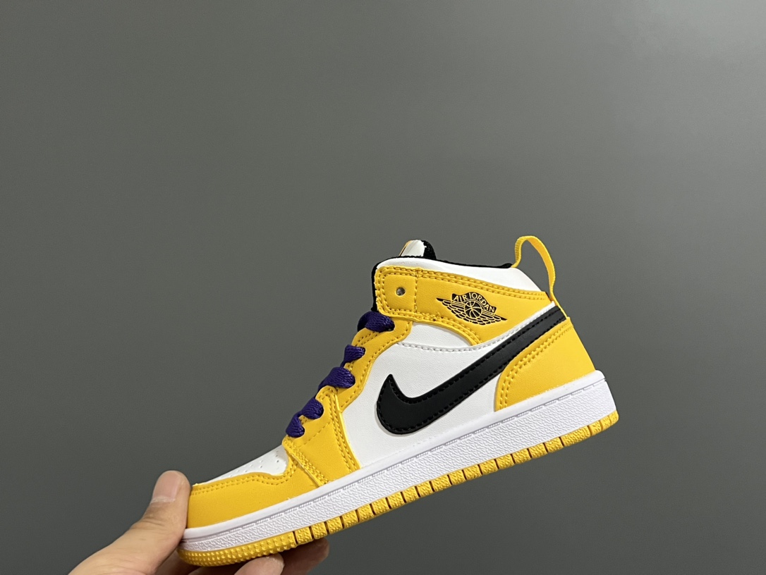 ‼️活动价‼️‼️‼️ 乔一头层中帮系带儿童运动鞋 尺码：22-37码 优质皮料拼接，质感柔软细腻☁️ 经典中帮款式，上脚敲帅气🆒 附赠一对鞋带扣，穿脱更加方便✌🏻 橡胶耐磨防滑大底，脚感不言而喻✔️-选品中心