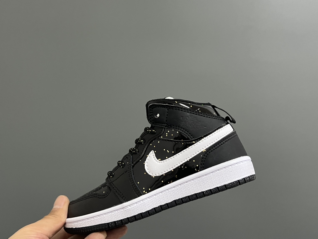 图片[4]-‼️活动价‼️‼️‼️ 乔一头层中帮系带儿童运动鞋 尺码：22-37码 优质皮料拼接，质感柔软细腻☁️ 经典中帮款式，上脚敲帅气🆒 附赠一对鞋带扣，穿脱更加方便✌🏻 橡胶耐磨防滑大底，脚感不言而喻✔️-选品中心