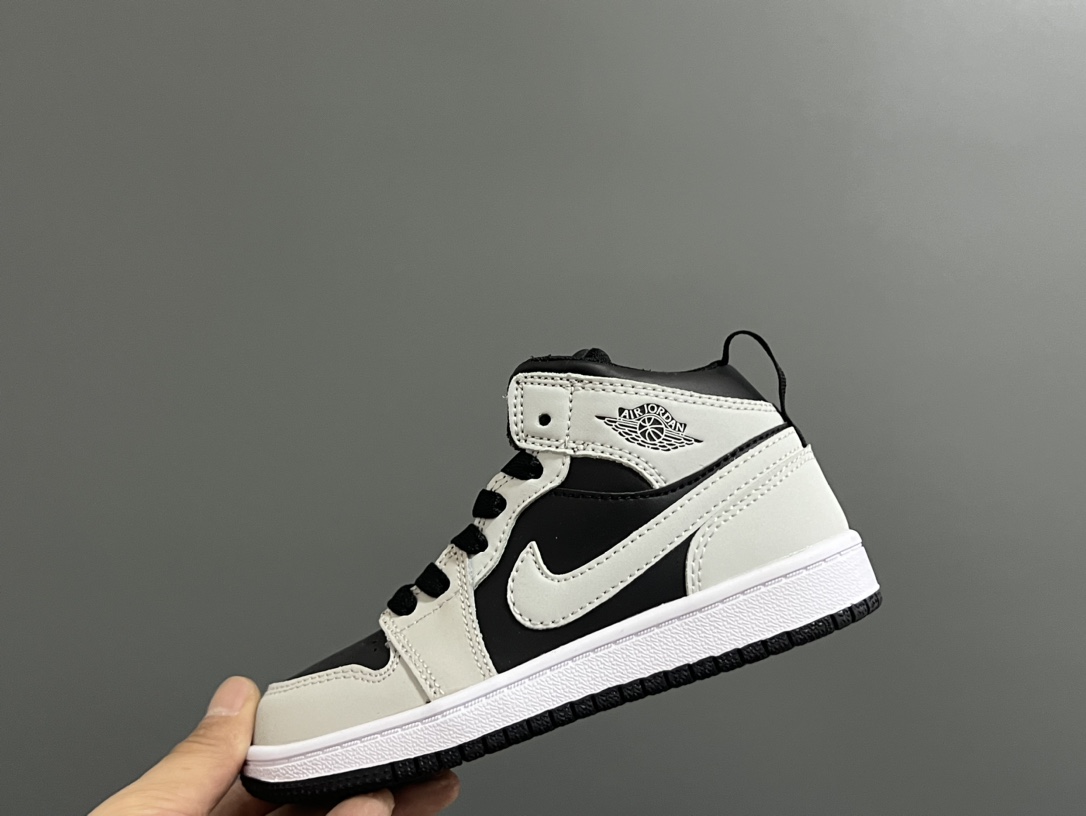 图片[2]-‼️活动价‼️‼️‼️ 乔一头层中帮系带儿童运动鞋 尺码：22-37码 优质皮料拼接，质感柔软细腻☁️ 经典中帮款式，上脚敲帅气🆒 附赠一对鞋带扣，穿脱更加方便✌🏻 橡胶耐磨防滑大底，脚感不言而喻✔️-选品中心