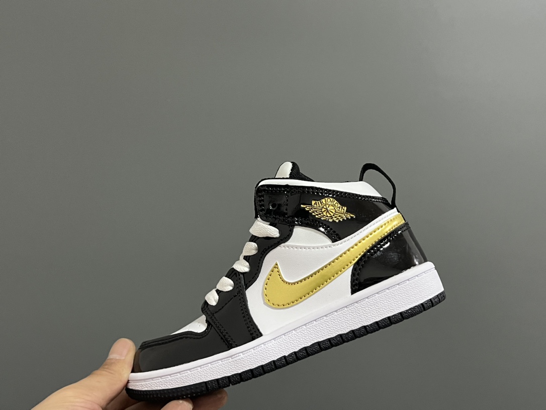 ‼️‼️‼️ 乔一头层中帮系带儿童运动鞋 尺码：22-37码 优质皮料拼接，质感柔软细腻☁️ 经典中帮款式，上脚敲帅气🆒 附赠一对鞋带扣，穿脱更加方便✌🏻 橡胶耐磨防滑大底，脚感不言而喻✔️-选品中心