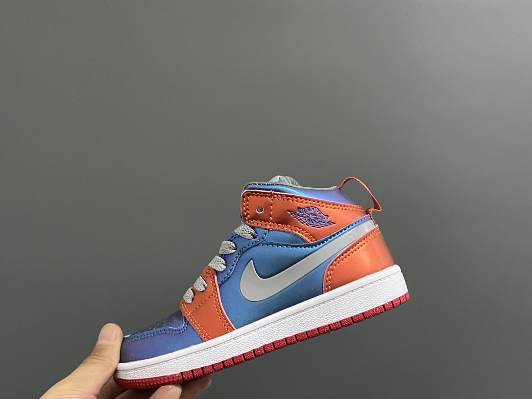 图片[4]-‼️‼️‼️ 乔一头层中帮系带儿童运动鞋 尺码：22-37码 优质皮料拼接，质感柔软细腻☁️ 经典中帮款式，上脚敲帅气🆒 附赠一对鞋带扣，穿脱更加方便✌🏻 橡胶耐磨防滑大底，脚感不言而喻✔️-选品中心