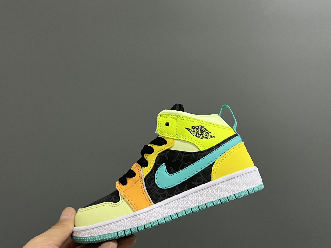 图片[2]-‼️‼️‼️ 乔一头层中帮系带儿童运动鞋 尺码：22-37码 优质皮料拼接，质感柔软细腻☁️ 经典中帮款式，上脚敲帅气🆒 附赠一对鞋带扣，穿脱更加方便✌🏻 橡胶耐磨防滑大底，脚感不言而喻✔️-选品中心