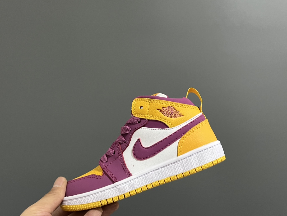 图片[3]-‼️‼️‼️ 乔一头层中帮系带儿童运动鞋 尺码：22-37码 优质皮料拼接，质感柔软细腻☁️ 经典中帮款式，上脚敲帅气🆒 附赠一对鞋带扣，穿脱更加方便✌🏻 橡胶耐磨防滑大底，脚感不言而喻✔️-选品中心