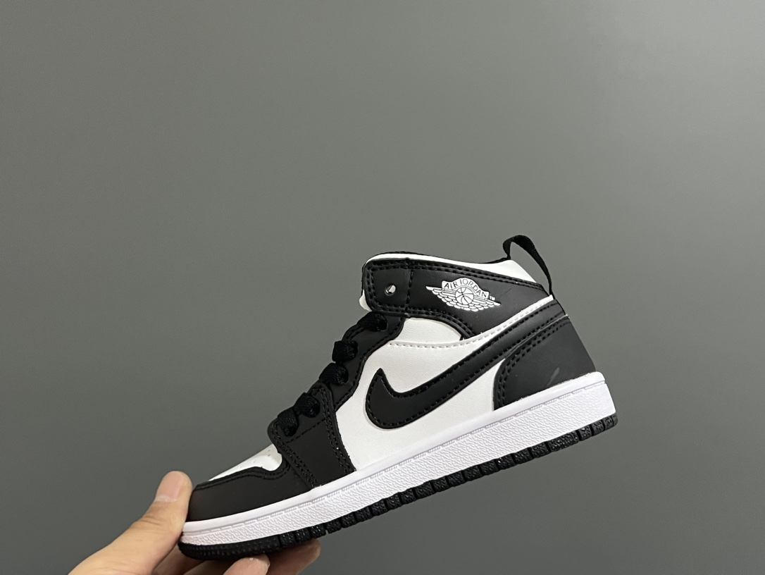 图片[6]-‼️‼️‼️ 乔一头层中帮系带儿童运动鞋 尺码：22-37码 优质皮料拼接，质感柔软细腻☁️ 经典中帮款式，上脚敲帅气🆒 附赠一对鞋带扣，穿脱更加方便✌🏻 橡胶耐磨防滑大底，脚感不言而喻✔️-选品中心