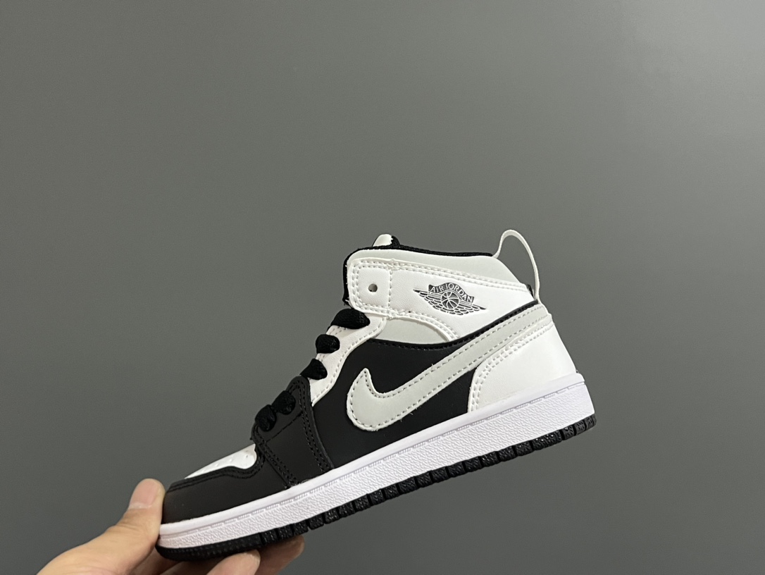 图片[2]-‼️活动价‼️‼️‼️ 乔一头层中帮系带儿童运动鞋 尺码：22-37码 优质皮料拼接，质感柔软细腻☁️ 经典中帮款式，上脚敲帅气🆒 附赠一对鞋带扣，穿脱更加方便✌🏻 橡胶耐磨防滑大底，脚感不言而喻✔️-选品中心