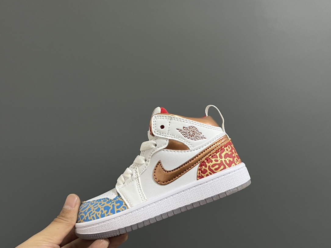 图片[7]-‼️活动价‼️‼️‼️ 乔一头层中帮系带儿童运动鞋 尺码：22-37码 优质皮料拼接，质感柔软细腻☁️ 经典中帮款式，上脚敲帅气🆒 附赠一对鞋带扣，穿脱更加方便✌🏻 橡胶耐磨防滑大底，脚感不言而喻✔️-选品中心