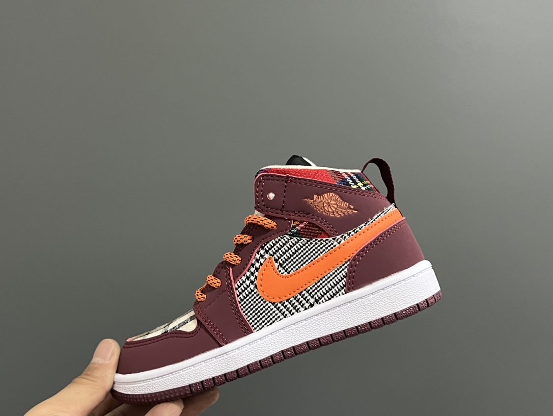 图片[4]-‼️活动价‼️‼️‼️ 乔一头层中帮系带儿童运动鞋 尺码：22-37码 优质皮料拼接，质感柔软细腻☁️ 经典中帮款式，上脚敲帅气🆒 附赠一对鞋带扣，穿脱更加方便✌🏻 橡胶耐磨防滑大底，脚感不言而喻✔️-选品中心