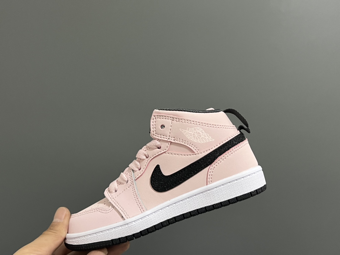 图片[3]-‼️活动价‼️‼️‼️ 乔一头层中帮系带儿童运动鞋 尺码：22-37码 优质皮料拼接，质感柔软细腻☁️ 经典中帮款式，上脚敲帅气🆒 附赠一对鞋带扣，穿脱更加方便✌🏻 橡胶耐磨防滑大底，脚感不言而喻✔️-选品中心