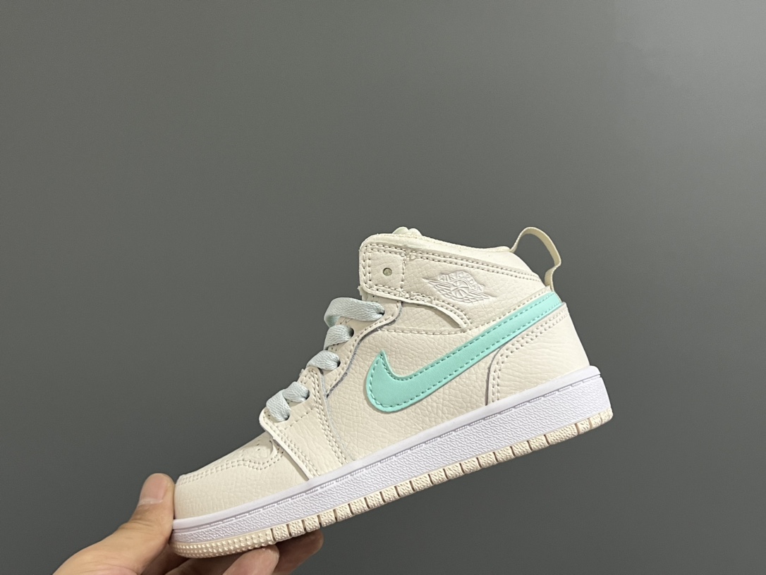 ‼️活动价‼️‼️‼️ 乔一头层中帮系带儿童运动鞋 尺码:22-37码 优质皮料拼接,质感柔软细腻☁️ 经典中帮款式,上脚敲帅气🆒 附赠一对鞋带扣,穿脱更加方便✌🏻 橡胶耐磨防滑大底,脚感不言而喻✔️-选品中心