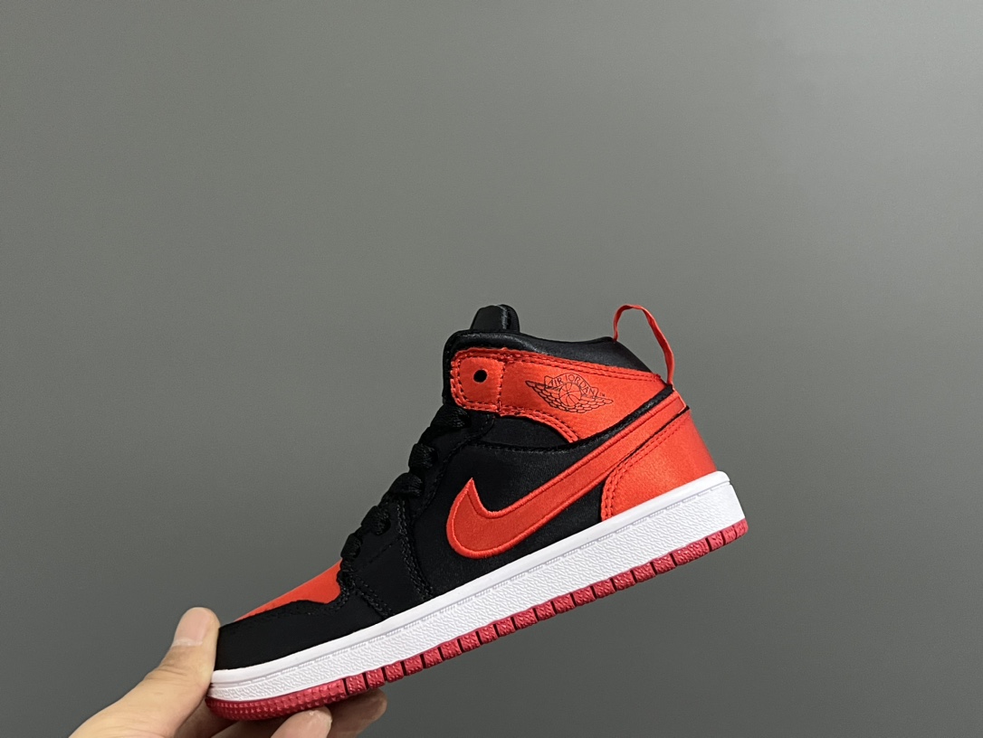 图片[8]-‼️活动价‼️‼️‼️ 乔一头层中帮系带儿童运动鞋 尺码：22-37码 优质皮料拼接，质感柔软细腻☁️ 经典中帮款式，上脚敲帅气🆒 附赠一对鞋带扣，穿脱更加方便✌🏻 橡胶耐磨防滑大底，脚感不言而喻✔️-选品中心