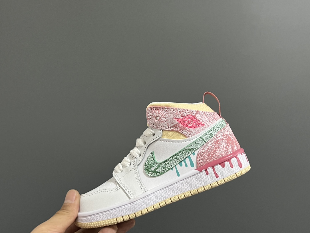 图片[2]-‼️活动价‼️‼️‼️ 乔一头层中帮系带儿童运动鞋 尺码：22-37码 优质皮料拼接，质感柔软细腻☁️ 经典中帮款式，上脚敲帅气🆒 附赠一对鞋带扣，穿脱更加方便✌🏻 橡胶耐磨防滑大底，脚感不言而喻✔️-选品中心