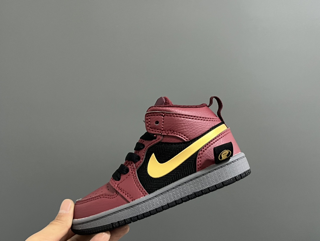 图片[5]-‼️活动价‼️‼️‼️ 乔一头层中帮系带儿童运动鞋 尺码：22-37码 优质皮料拼接，质感柔软细腻☁️ 经典中帮款式，上脚敲帅气🆒 附赠一对鞋带扣，穿脱更加方便✌🏻 橡胶耐磨防滑大底，脚感不言而喻✔️-选品中心