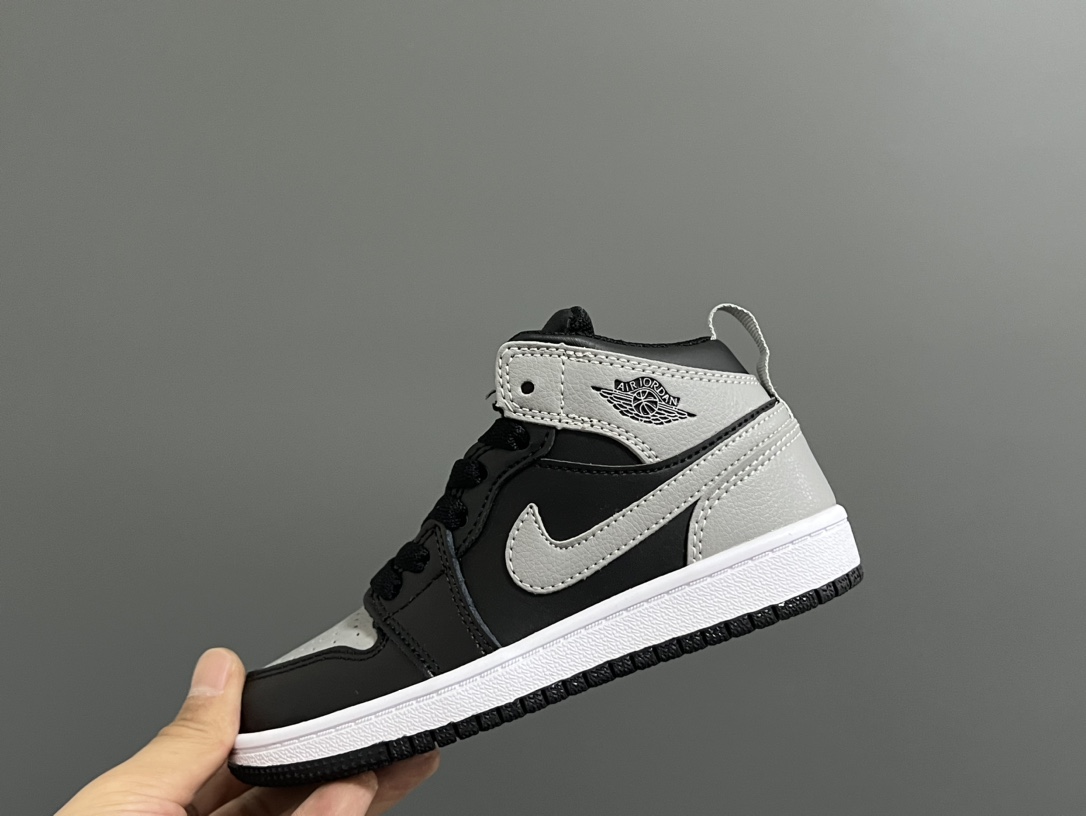 ‼️活动价‼️‼️‼️ 乔一头层中帮系带儿童运动鞋 尺码：22-37码 优质皮料拼接，质感柔软细腻☁️ 经典中帮款式，上脚敲帅气🆒 附赠一对鞋带扣，穿脱更加方便✌🏻 橡胶耐磨防滑大底，脚感不言而喻✔️-选品中心