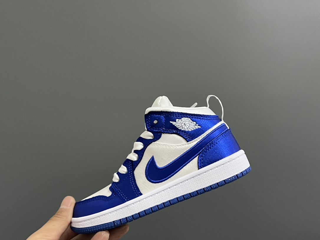 图片[7]-‼️活动价‼️‼️‼️ 乔一头层中帮系带儿童运动鞋 尺码：22-37码 优质皮料拼接，质感柔软细腻☁️ 经典中帮款式，上脚敲帅气🆒 附赠一对鞋带扣，穿脱更加方便✌🏻 橡胶耐磨防滑大底，脚感不言而喻✔️-选品中心