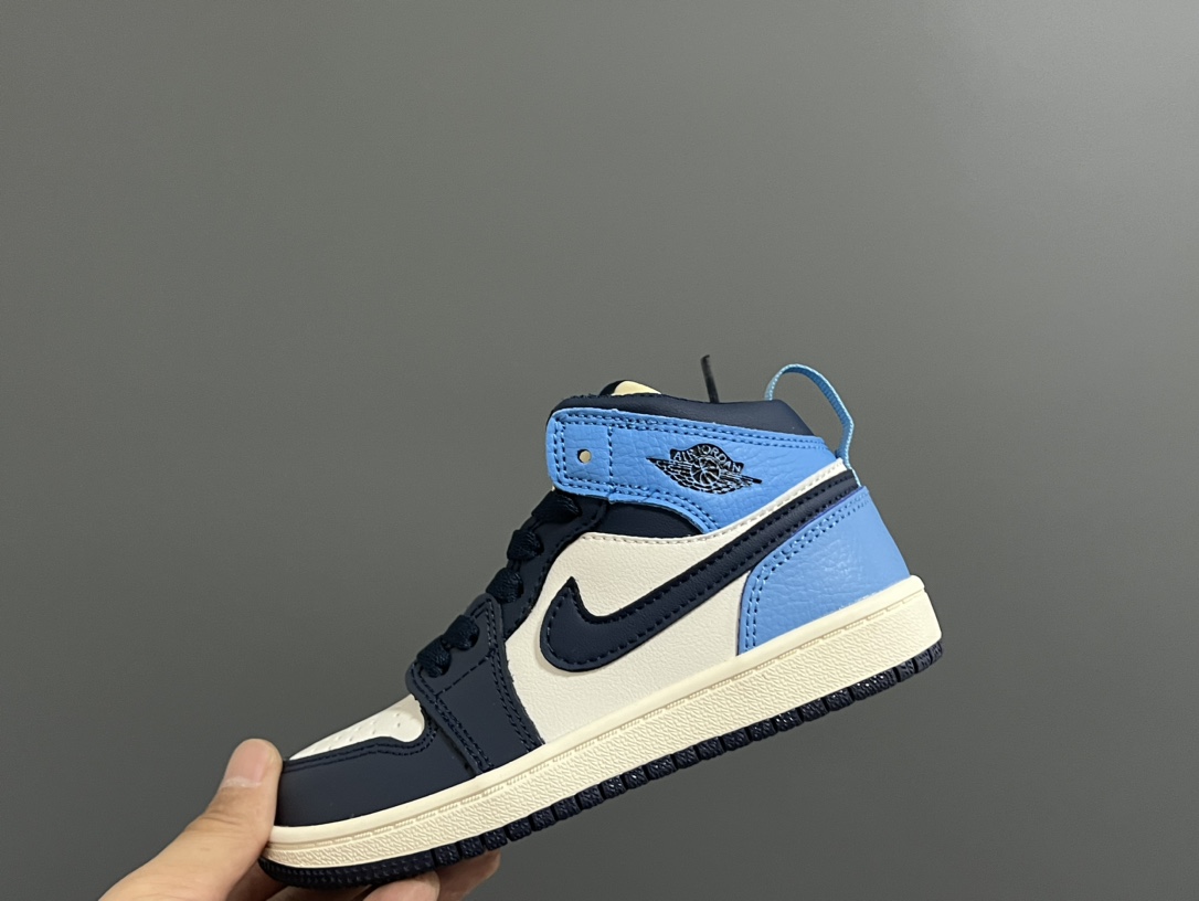 图片[4]-‼️活动价‼️‼️‼️ 乔一头层中帮系带儿童运动鞋 尺码：22-37码 优质皮料拼接，质感柔软细腻☁️ 经典中帮款式，上脚敲帅气🆒 附赠一对鞋带扣，穿脱更加方便✌🏻 橡胶耐磨防滑大底，脚感不言而喻✔️-选品中心