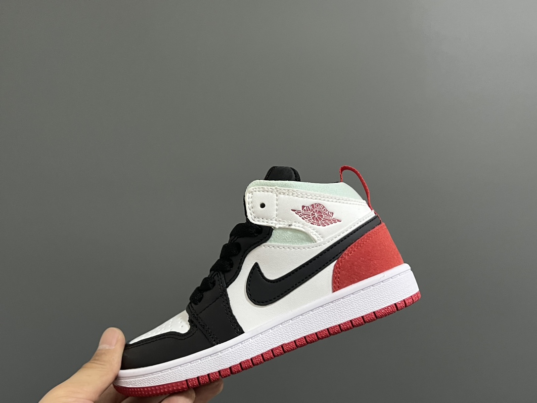 图片[3]-‼️活动价‼️‼️‼️ 乔一头层中帮系带儿童运动鞋 尺码：22-37码 优质皮料拼接，质感柔软细腻☁️ 经典中帮款式，上脚敲帅气🆒 附赠一对鞋带扣，穿脱更加方便✌🏻 橡胶耐磨防滑大底，脚感不言而喻✔️-选品中心