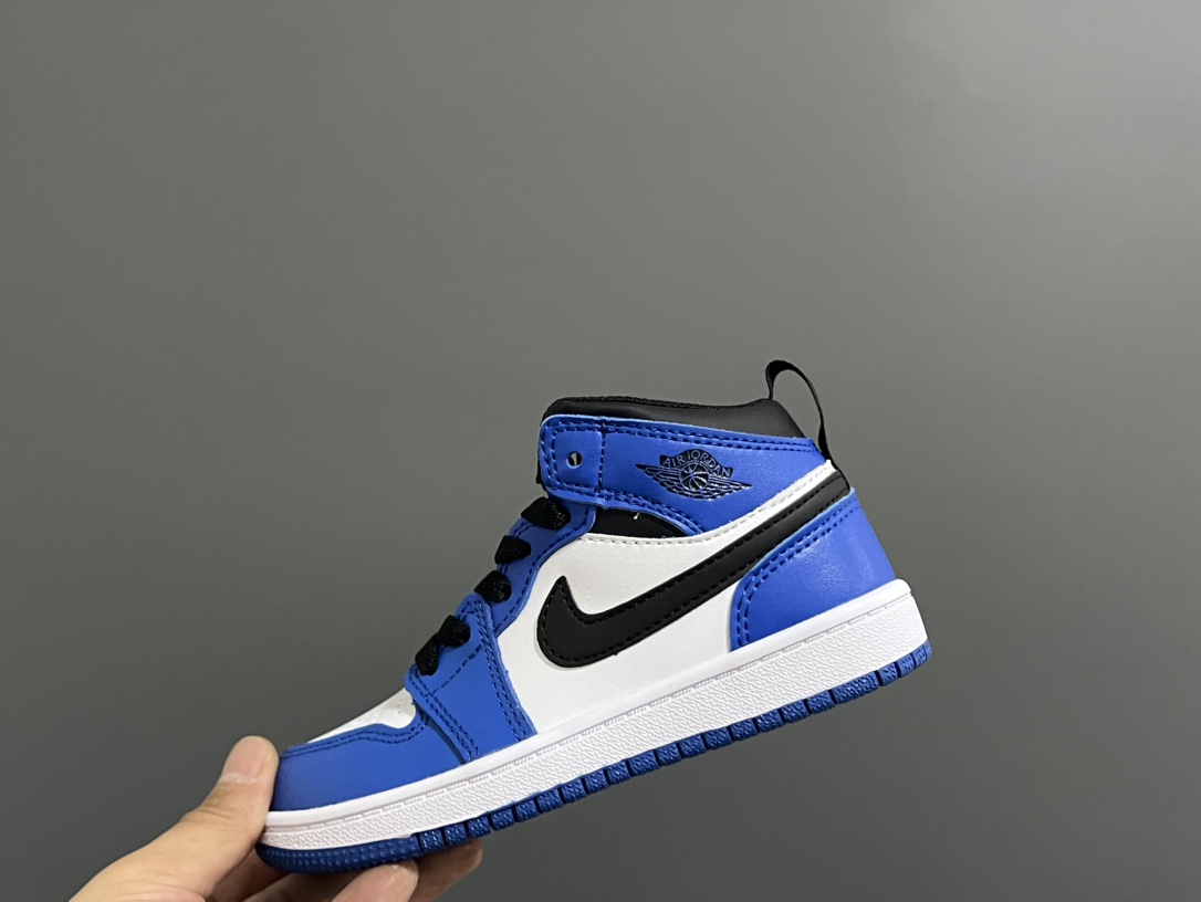 活动乔一头层中帮系带儿童运动鞋 尺码：22-37码 优质皮料拼接，质感柔软细腻☁️ 经典中帮款式，上脚敲帅气🆒 附赠一对鞋带扣，穿脱更加方便✌🏻 橡胶耐磨防滑大底，脚感不言而喻✔️-选品中心