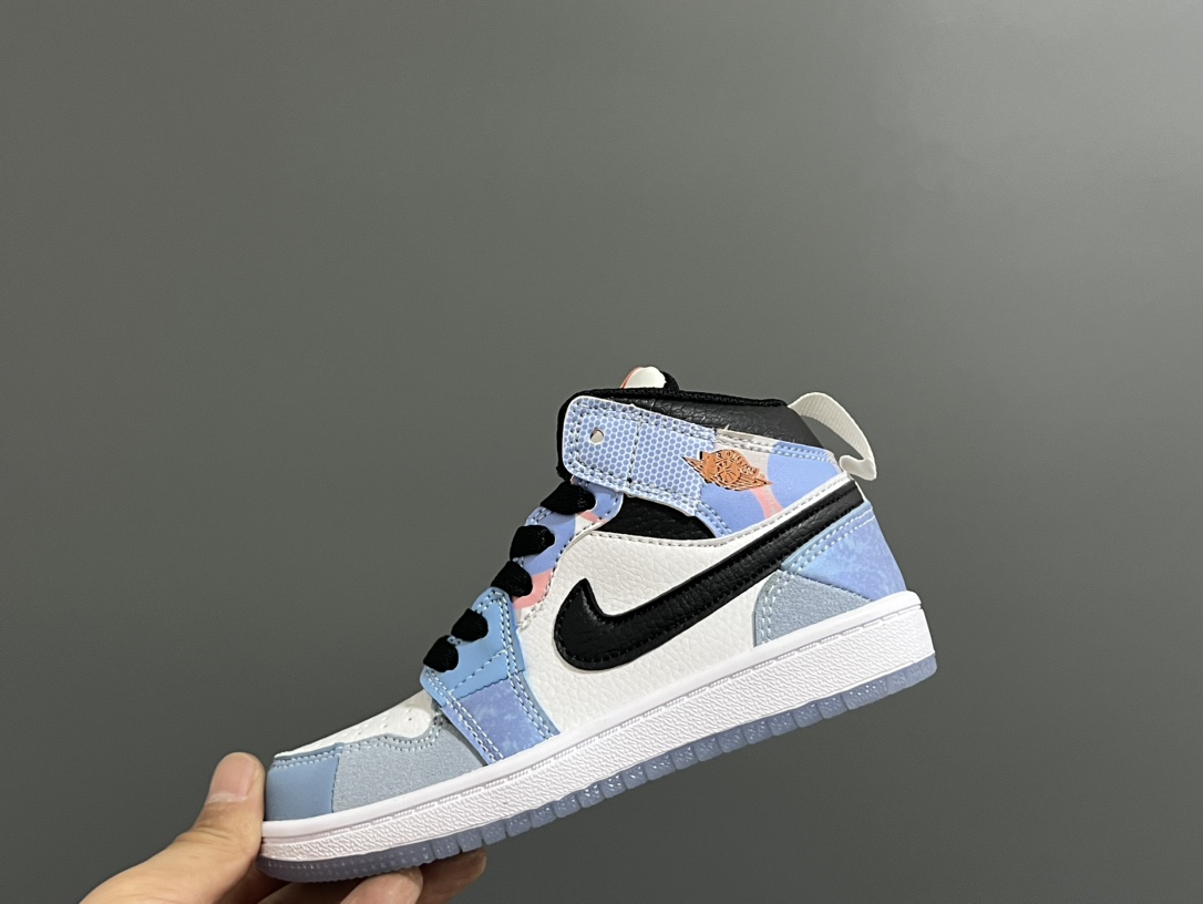 图片[5]-‼️‼️‼️ 乔一头层中帮系带儿童运动鞋 尺码：22-37码 优质皮料拼接，质感柔软细腻☁️ 经典中帮款式，上脚敲帅气🆒 附赠一对鞋带扣，穿脱更加方便✌🏻 橡胶耐磨防滑大底，脚感不言而喻✔️-选品中心