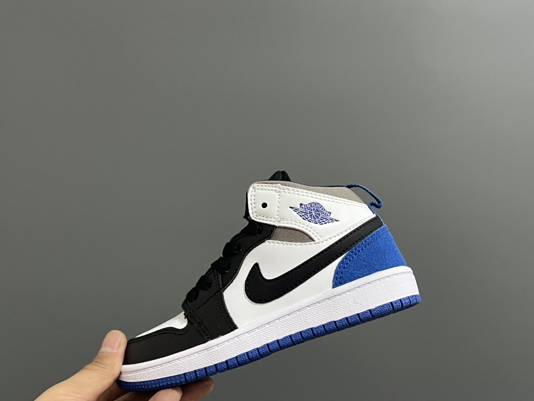 图片[7]-‼️‼️‼️ 乔一头层中帮系带儿童运动鞋 尺码：22-37码 优质皮料拼接，质感柔软细腻☁️ 经典中帮款式，上脚敲帅气🆒 附赠一对鞋带扣，穿脱更加方便✌🏻 橡胶耐磨防滑大底，脚感不言而喻✔️-选品中心