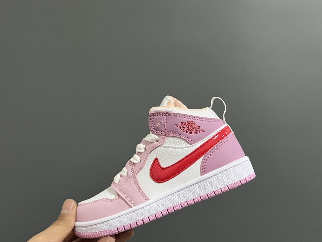 图片[2]-‼️‼️‼️ 乔一头层中帮系带儿童运动鞋 尺码：22-37码 优质皮料拼接，质感柔软细腻☁️ 经典中帮款式，上脚敲帅气🆒 附赠一对鞋带扣，穿脱更加方便✌🏻 橡胶耐磨防滑大底，脚感不言而喻✔️-选品中心