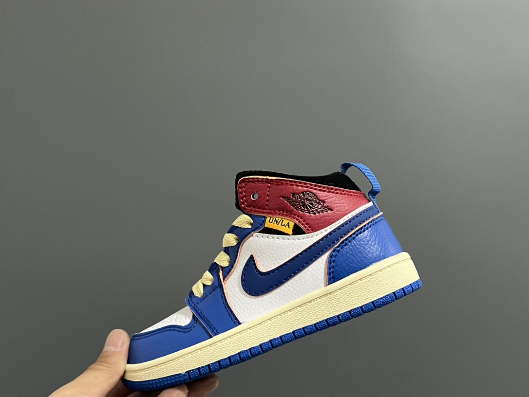 图片[3]-‼️‼️‼️ 乔一头层中帮系带儿童运动鞋 尺码：22-37码 优质皮料拼接，质感柔软细腻☁️ 经典中帮款式，上脚敲帅气🆒 附赠一对鞋带扣，穿脱更加方便✌🏻 橡胶耐磨防滑大底，脚感不言而喻✔️-选品中心