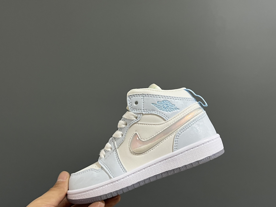 图片[4]-‼️‼️‼️ 乔一头层中帮系带儿童运动鞋 尺码：22-37码 优质皮料拼接，质感柔软细腻☁️ 经典中帮款式，上脚敲帅气🆒 附赠一对鞋带扣，穿脱更加方便✌🏻 橡胶耐磨防滑大底，脚感不言而喻✔️-选品中心