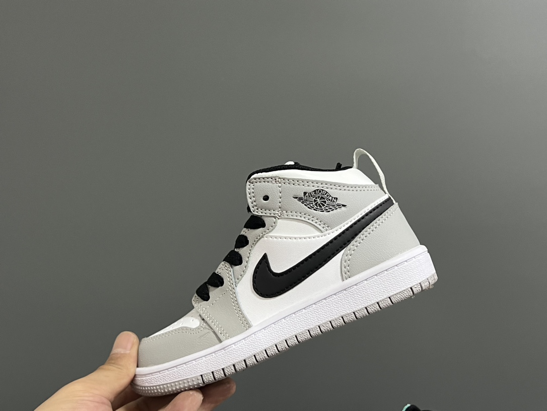 图片[2]-‼️活动价‼️‼️‼️ 乔一头层中帮系带儿童运动鞋 尺码：22-37码 优质皮料拼接，质感柔软细腻☁️ 经典中帮款式，上脚敲帅气🆒 附赠一对鞋带扣，穿脱更加方便✌🏻 橡胶耐磨防滑大底，脚感不言而喻✔️-选品中心